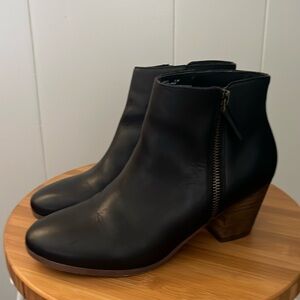 Crown Vintage Wonen’s Black Bootie size 6.5 w/ side zip